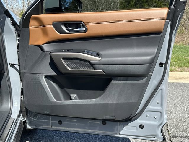 Certified 2025 Nissan Pathfinder Platinum w/ Lighting Package (N92) image 15