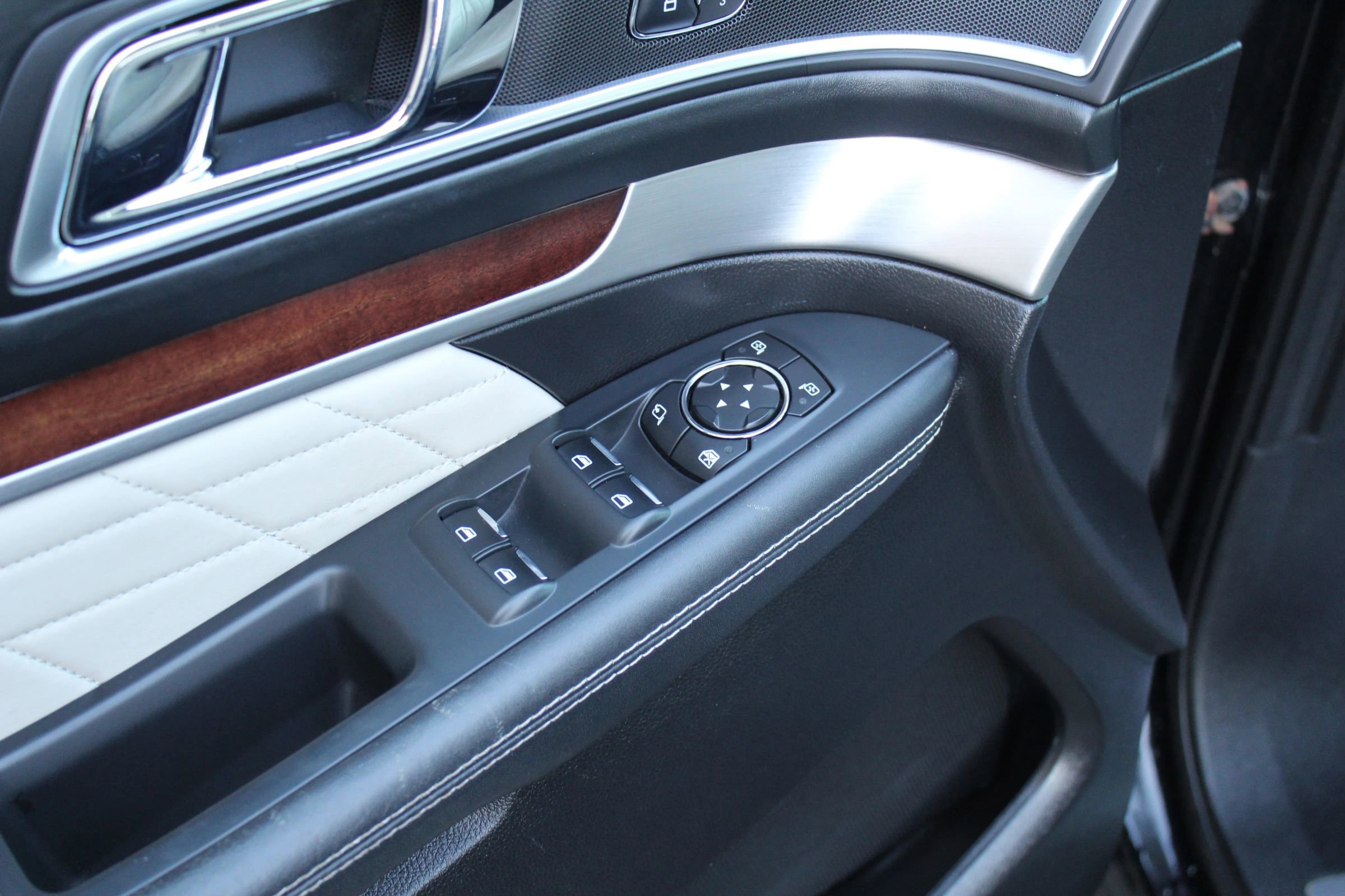 Used 2016 Ford Explorer Platinum image 27