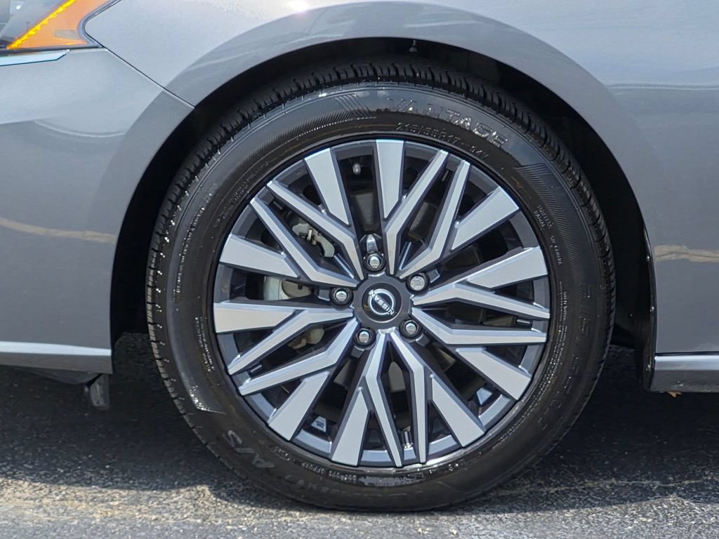 Used 2025 Nissan Altima 2.5 SV FWD image 9
