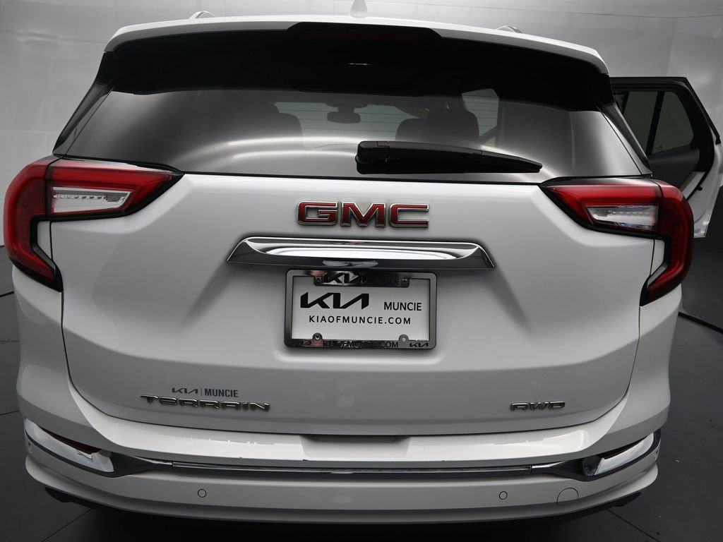 Used 2023 GMC Terrain Denali w/ Denali Premium Package AWD/4WD image 9