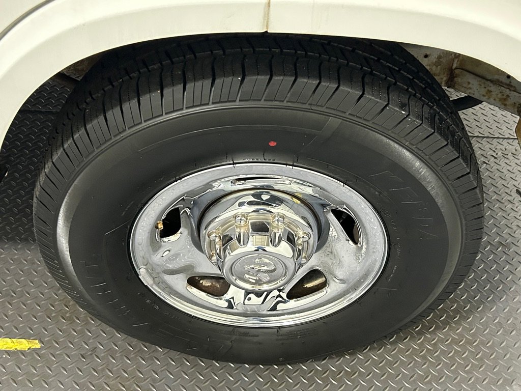 Used 2001 Dodge B3500 image 25