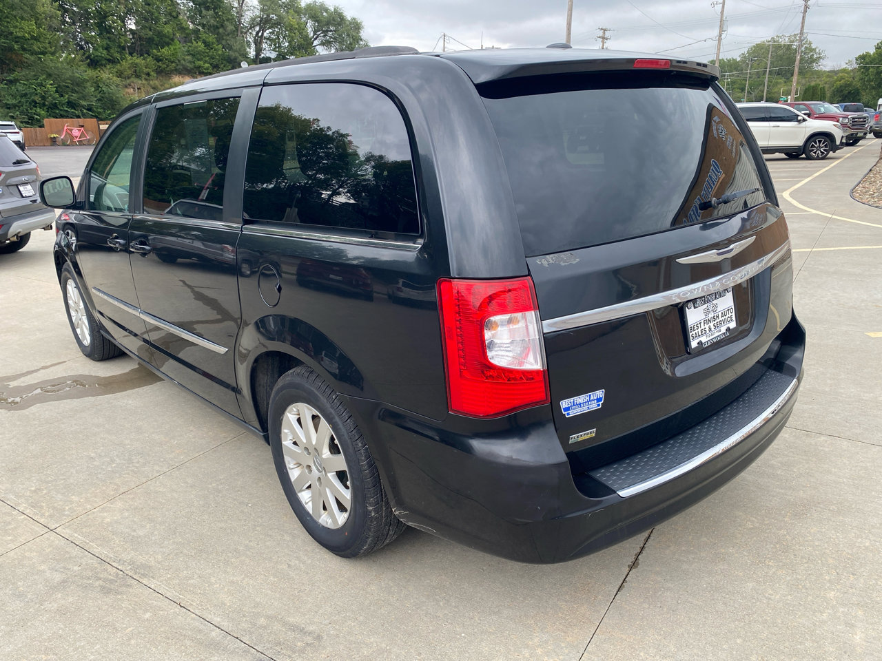 Used 2013 Chrysler Town & Country Touring image 8