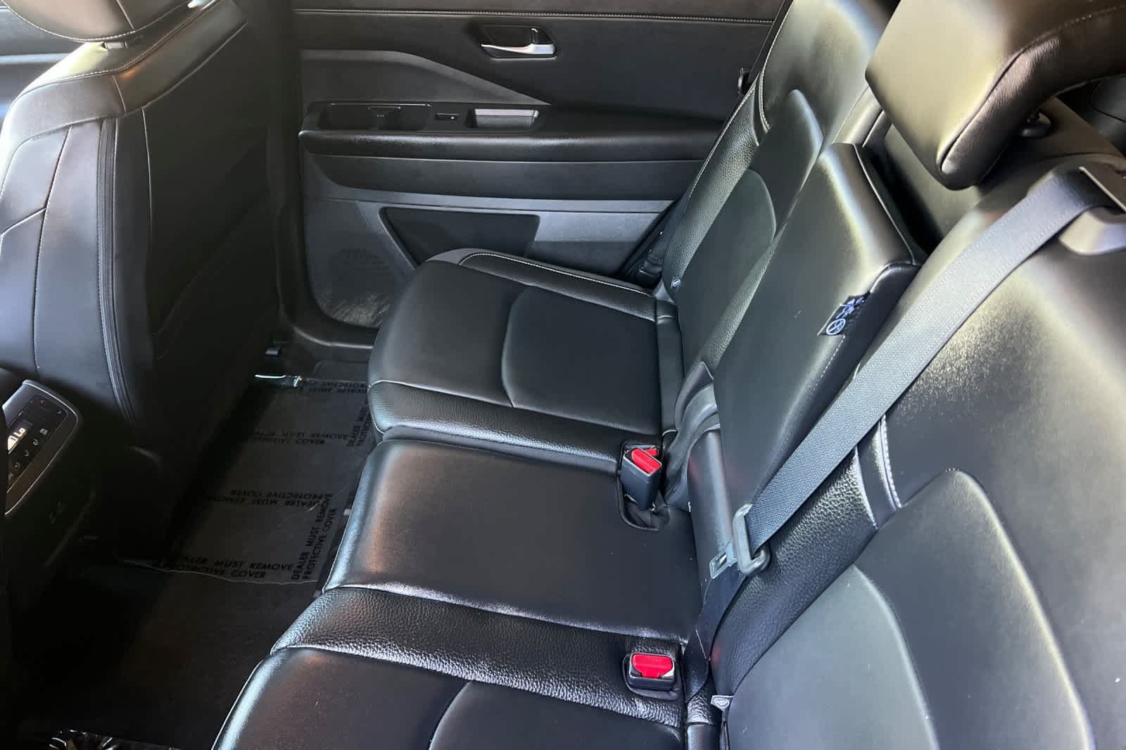 Used 2025 Nissan Pathfinder SL FWD image 5