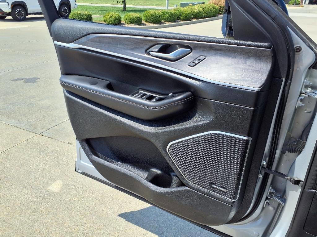 Used 2022 Jeep Grand Cherokee L Limited image 21