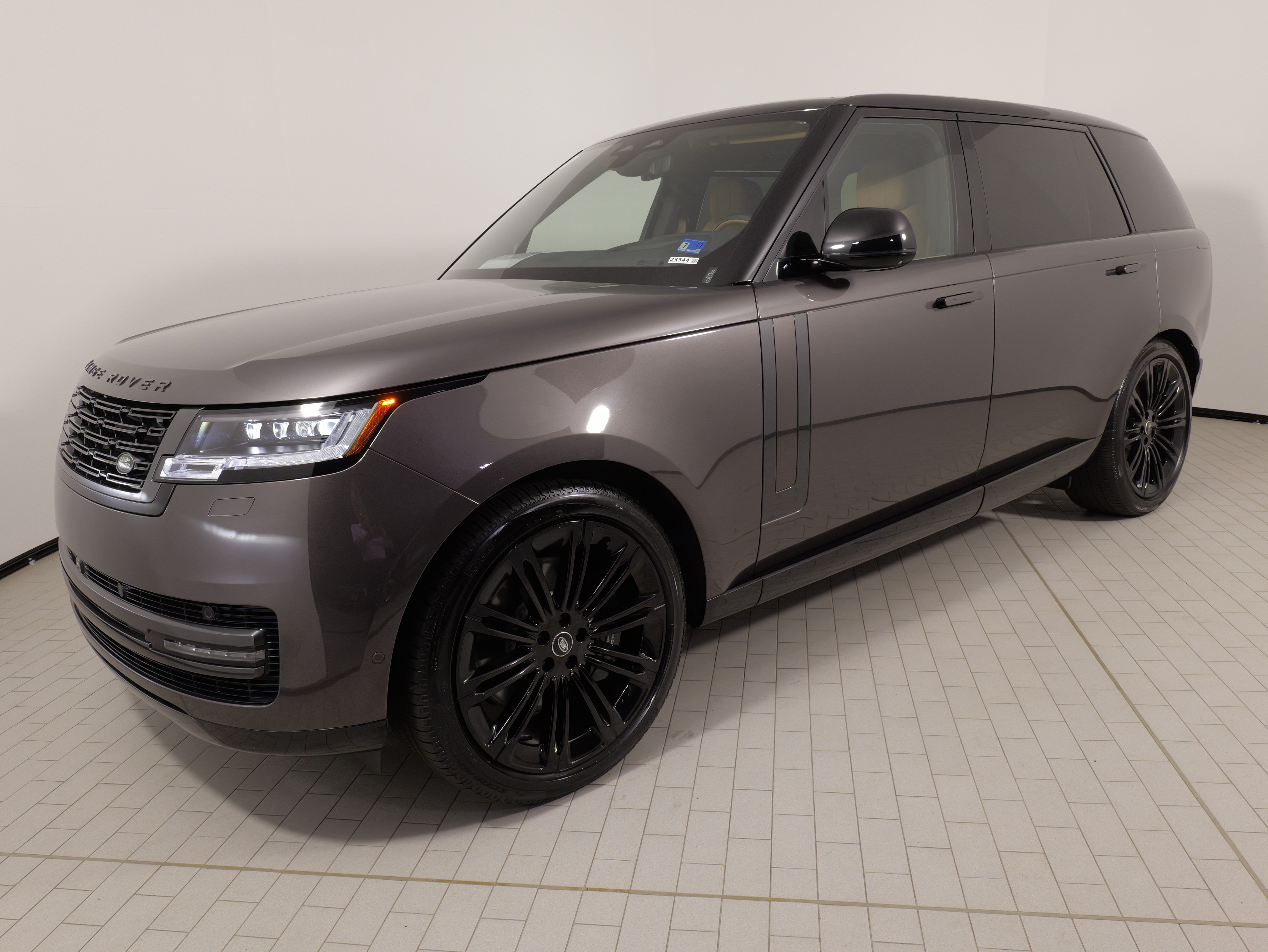 Used 2025 Land Rover Range Rover Long Wheelbase SE AWD/4WD image 3
