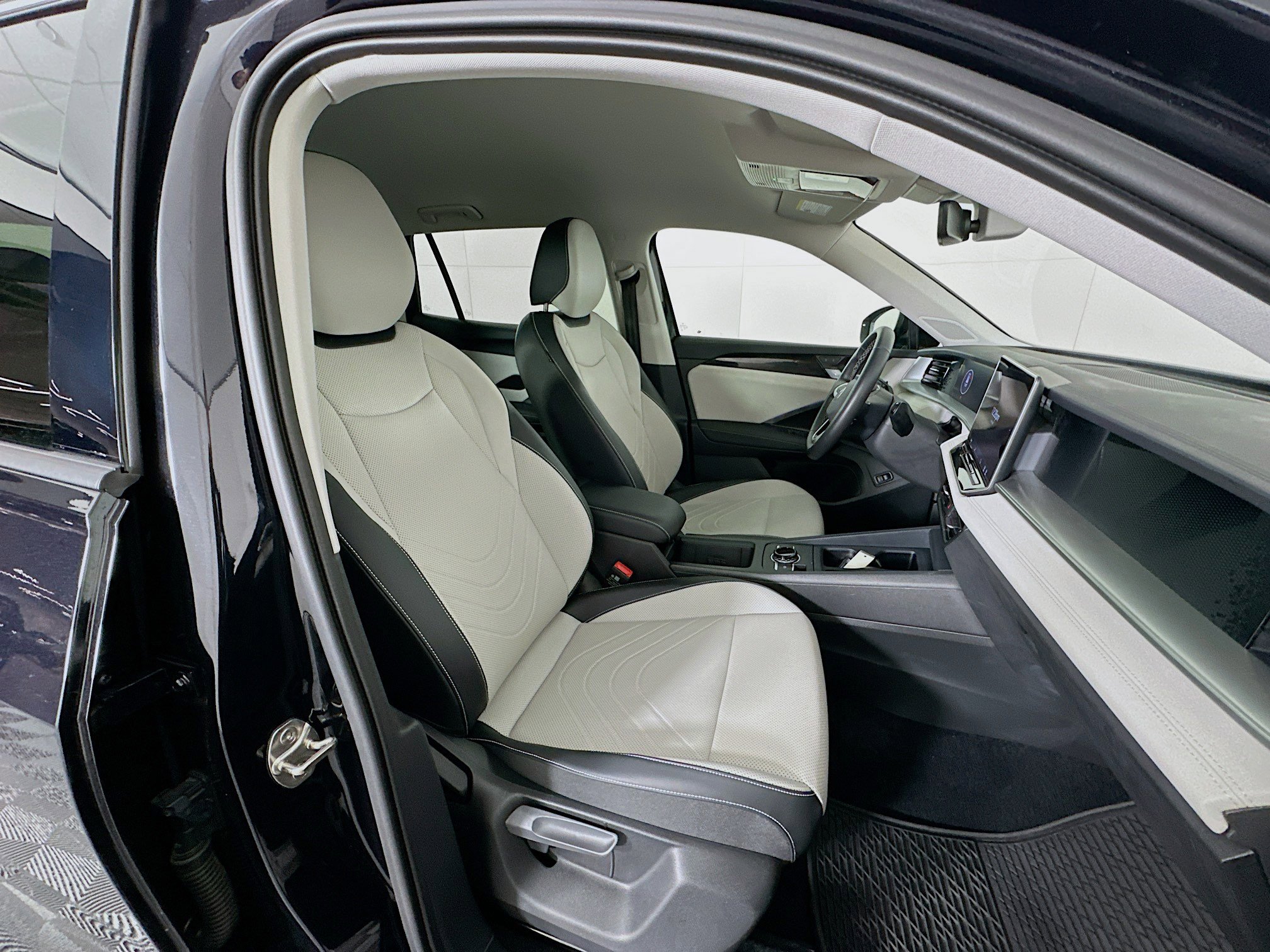 Used 2025 Volkswagen Tiguan SE image 31