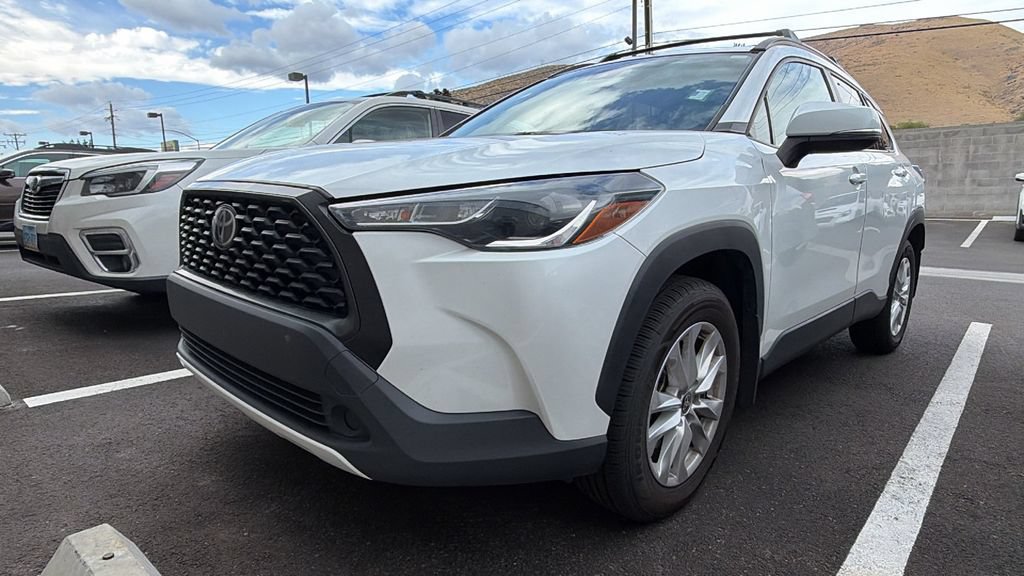 Used 2022 Toyota Corolla Cross LE w/ Moonroof Package AWD/4WD image 4