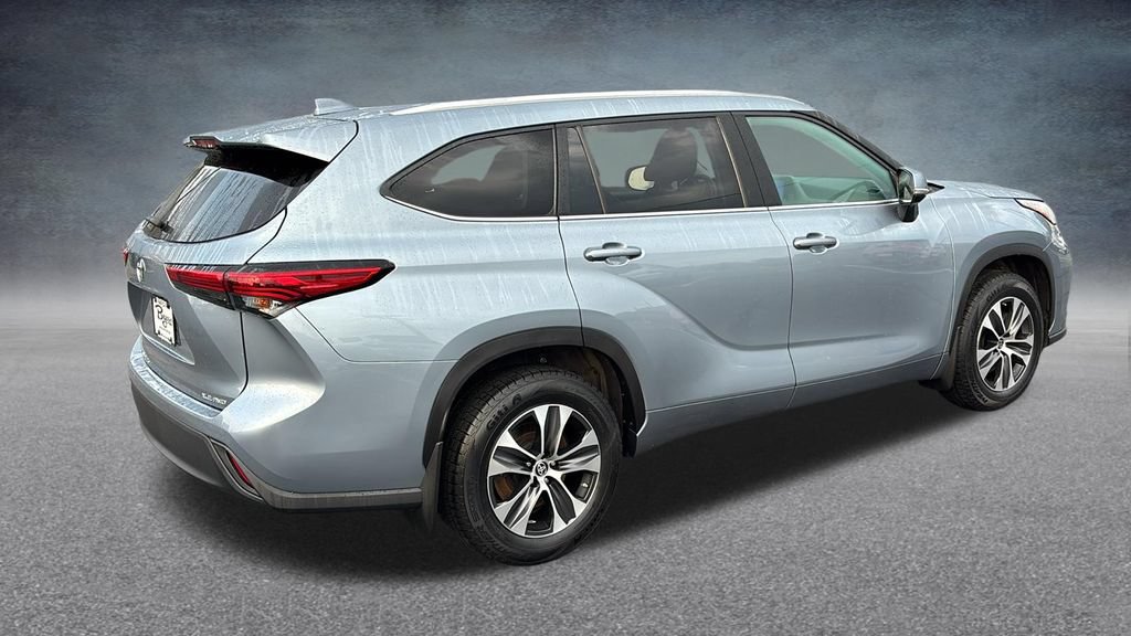 Used 2023 Toyota Highlander XLE AWD/4WD image 32