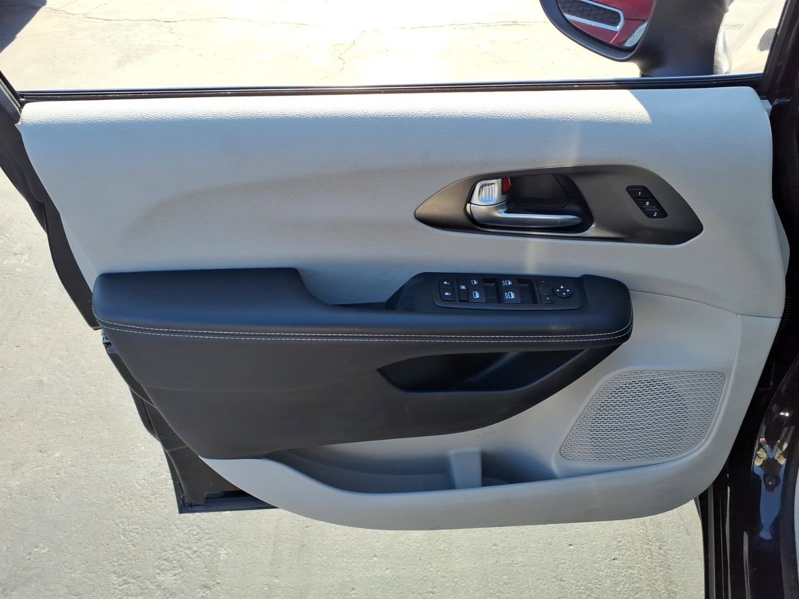 Used 2023 Chrysler Pacifica Touring-L image 11