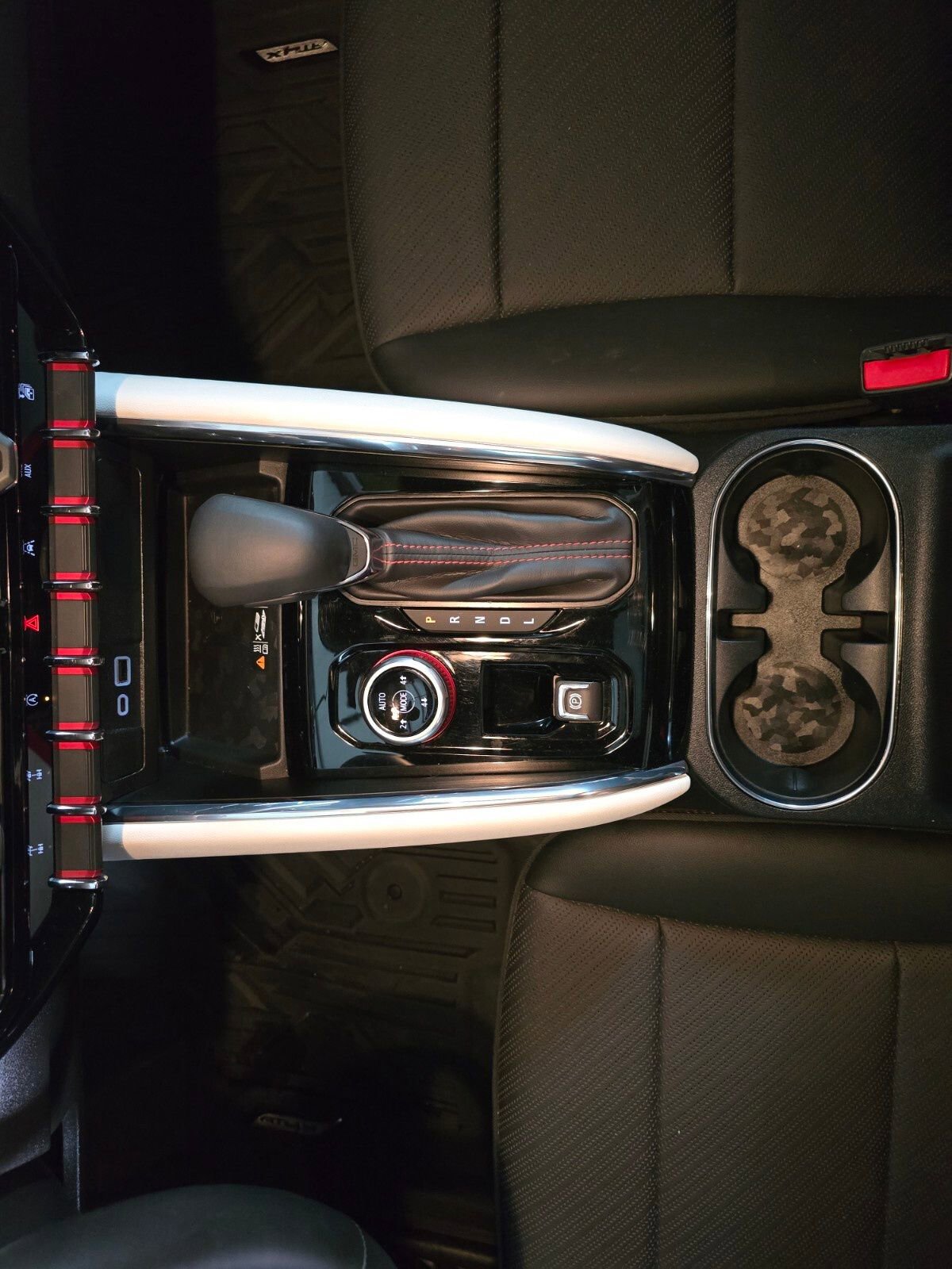 Used 2025 GMC Canyon AT4 w/ AT4X Package image 27