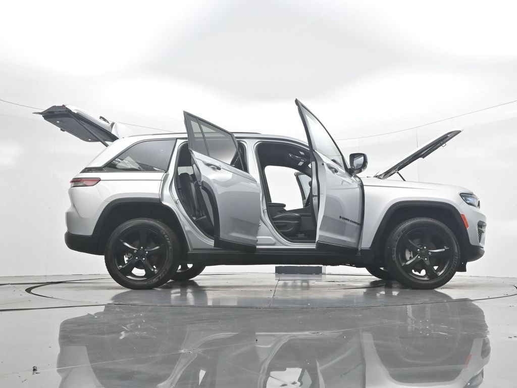Used 2024 Jeep Grand Cherokee Altitude RWD image 53