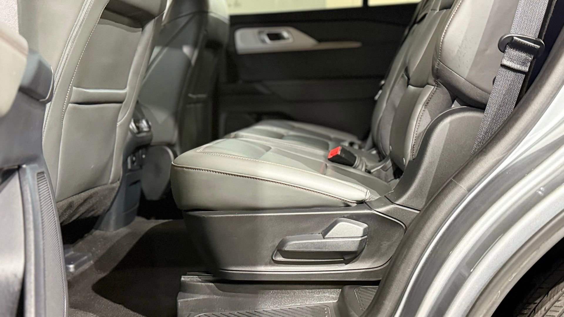 Used 2025 Ford Explorer Active w/ Active Comfort Package AWD/4WD image 50