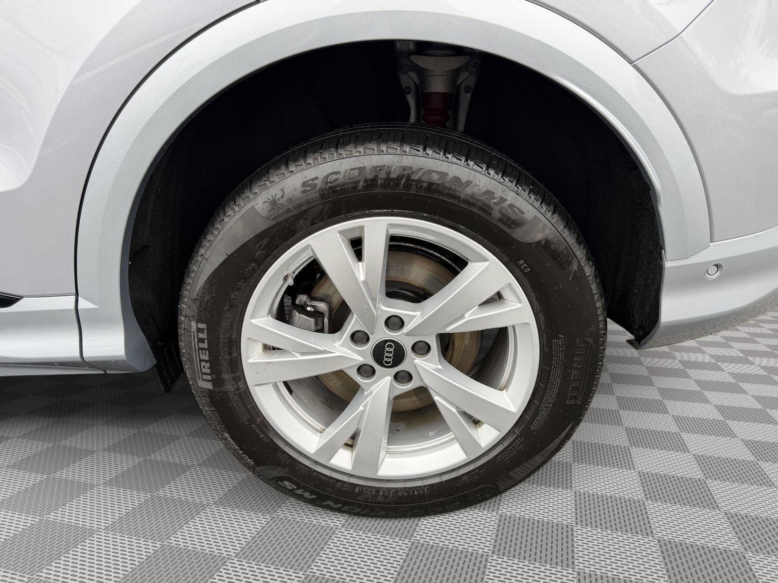 Used 2025 Audi Q5 Premium w/ Convenience Package image 8