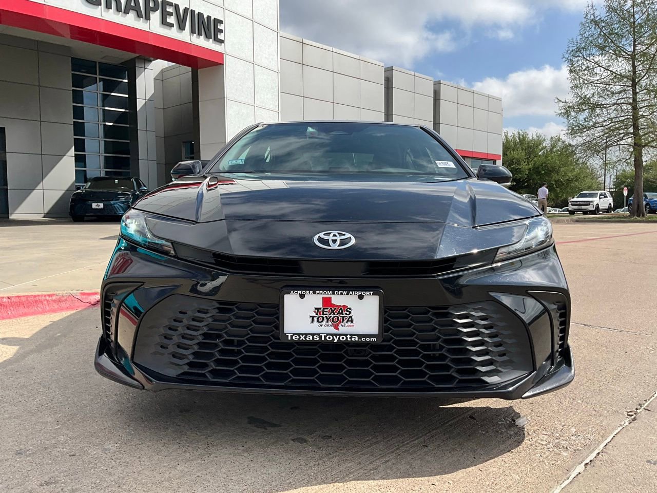 Used 2025 Toyota Camry SE image 3