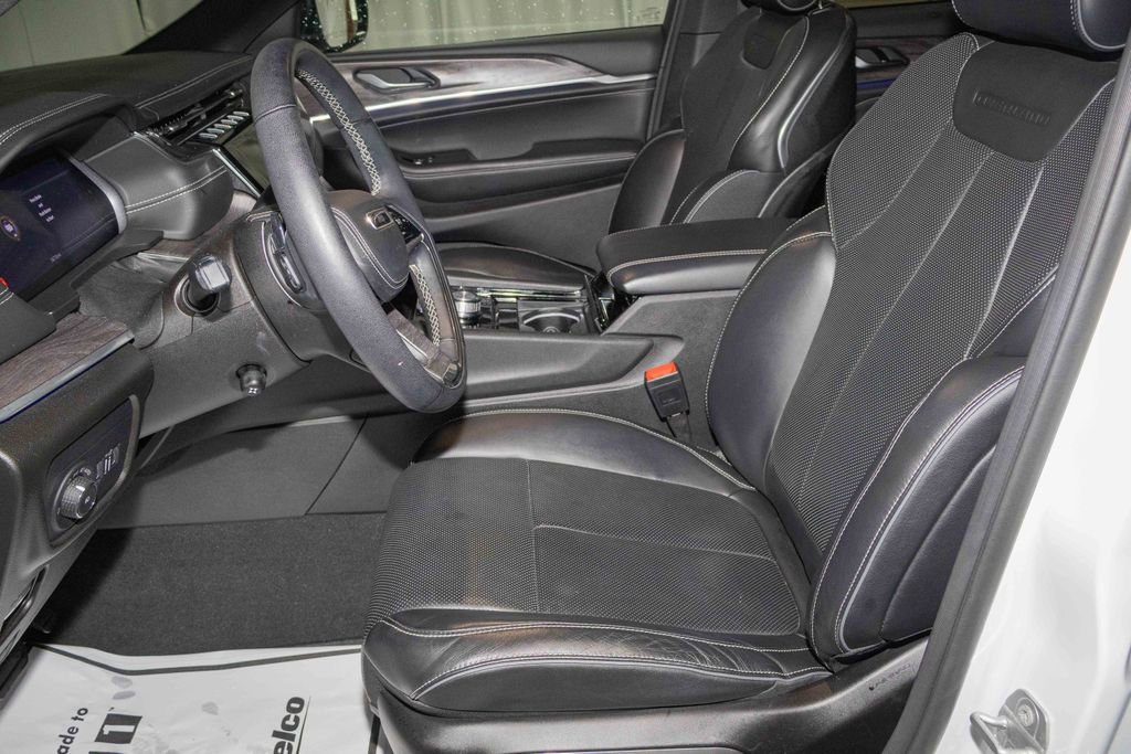 Used 2022 Jeep Grand Cherokee Overland w/ Luxury Tech Group IV image 11