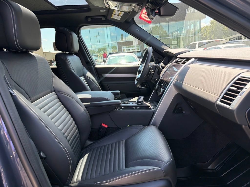 Used 2025 Land Rover Discovery Dynamic SE AWD/4WD image 34