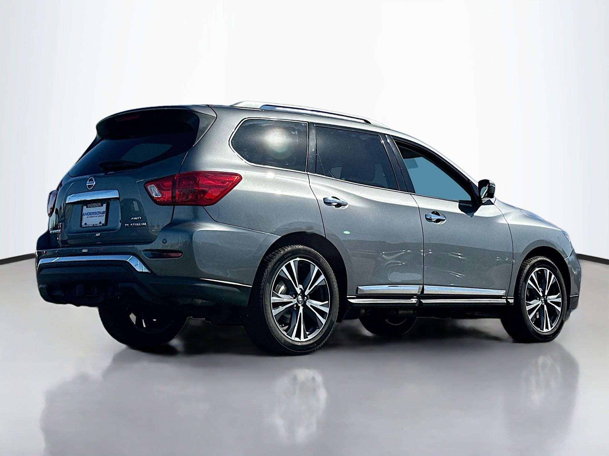 Used 2018 Nissan Pathfinder Platinum image 2