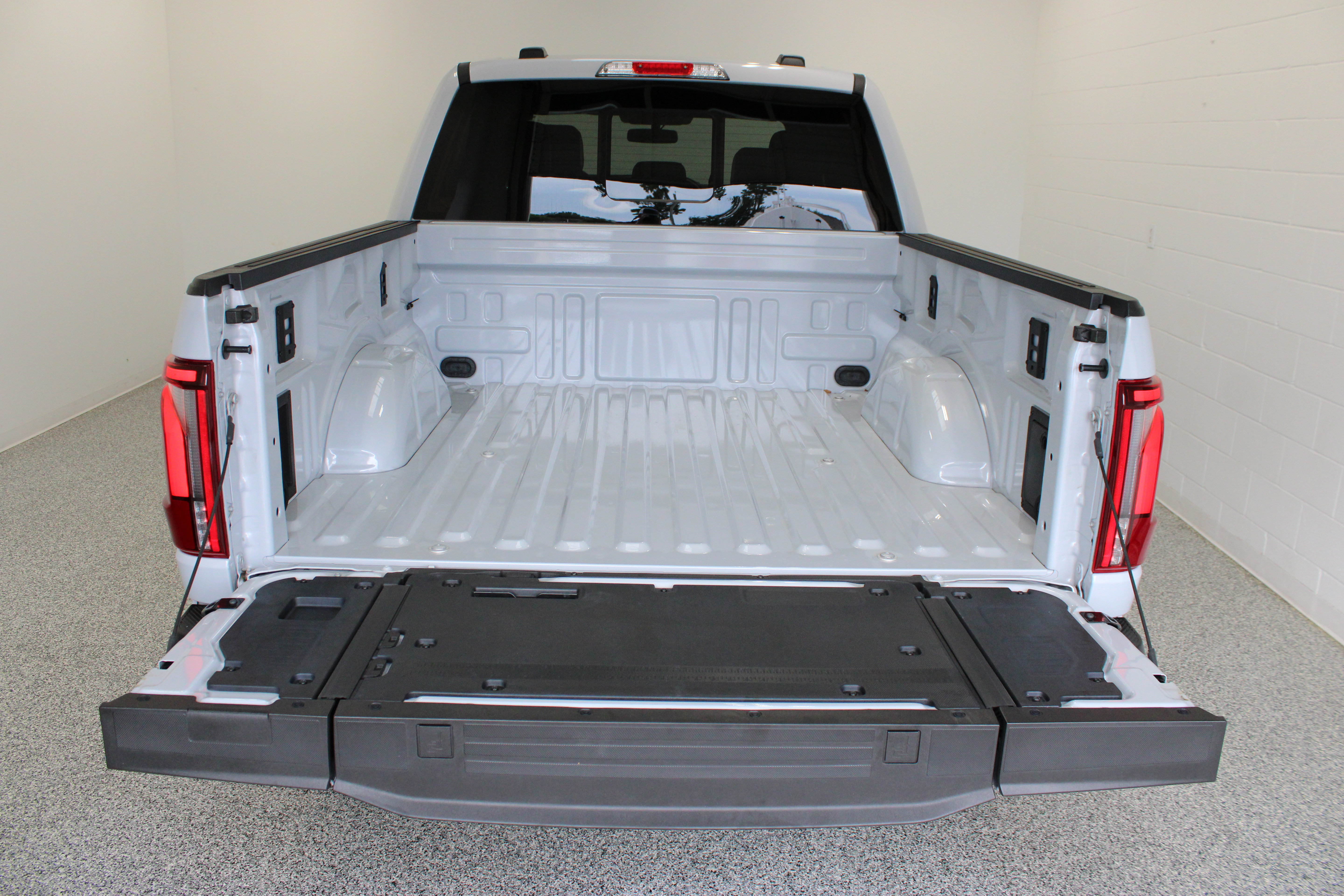Used 2025 Ford F150 Lariat w/ Equipment Group 502A High AWD/4WD image 9