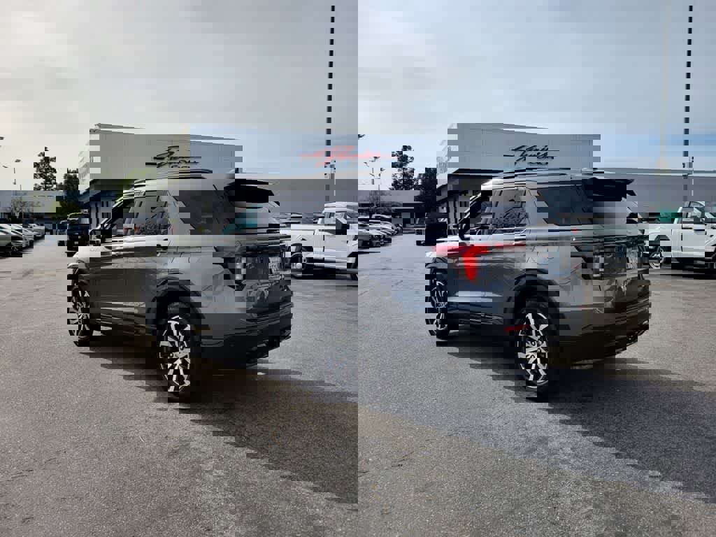 Certified 2025 Ford Explorer ST-Line image 3