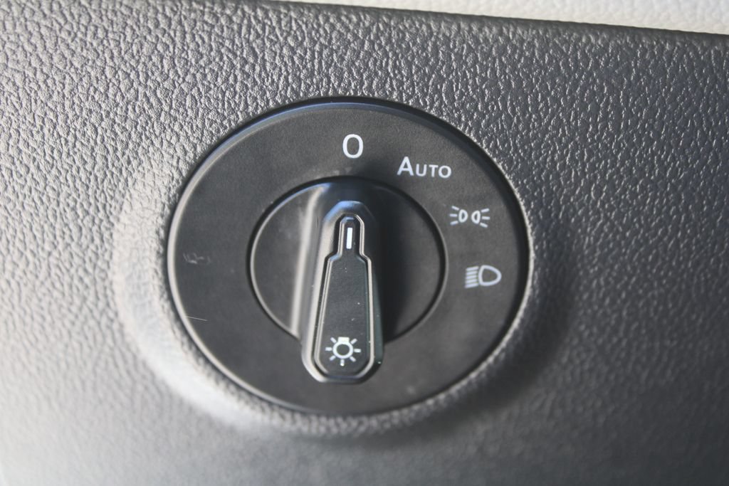 Used 2023 Volkswagen Taos SE w/ Panoramic Sunroof Package FWD image 26