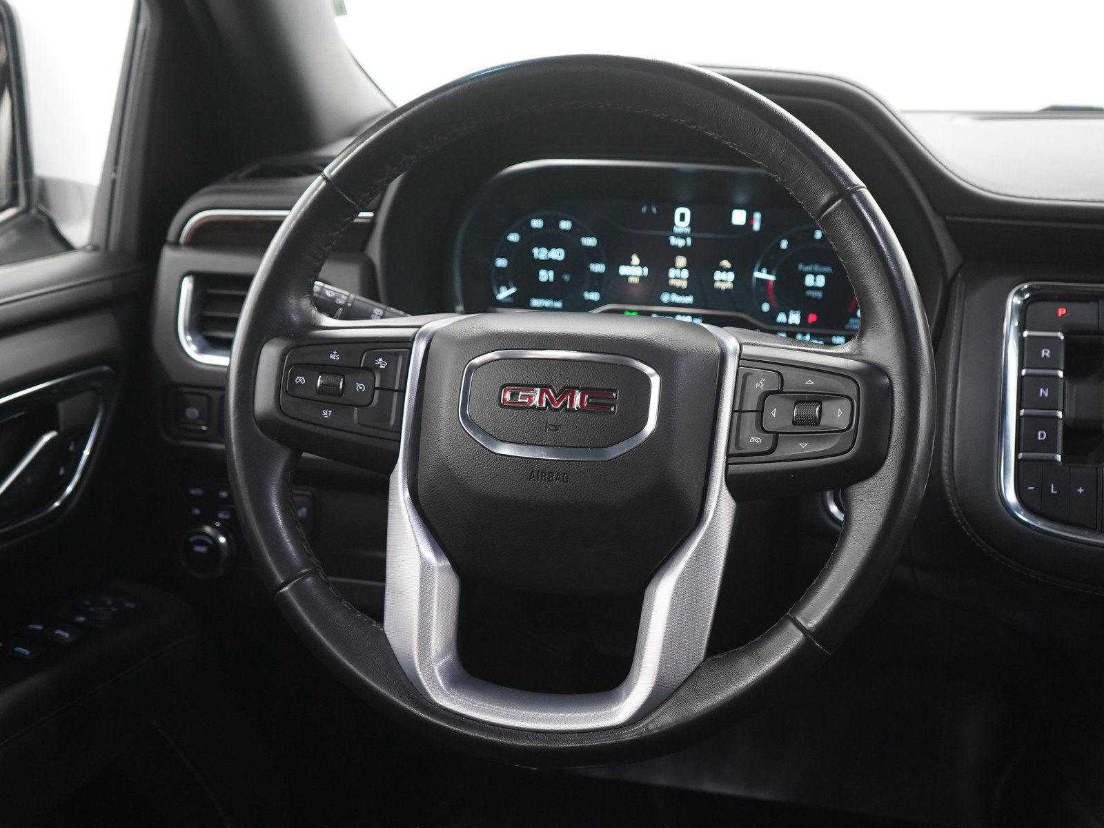 Used 2022 GMC Yukon SLE w/ Gmc Pro Safety Plus Package AWD/4WD image 17