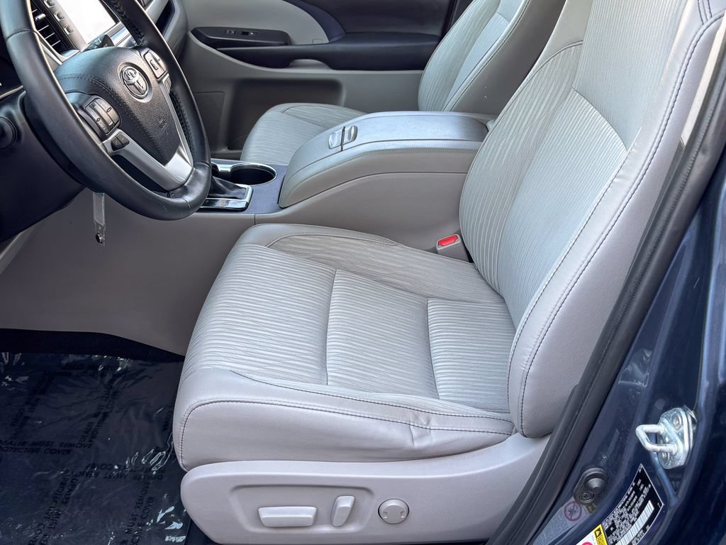 Used 2019 Toyota Highlander Plus AWD/4WD image 17