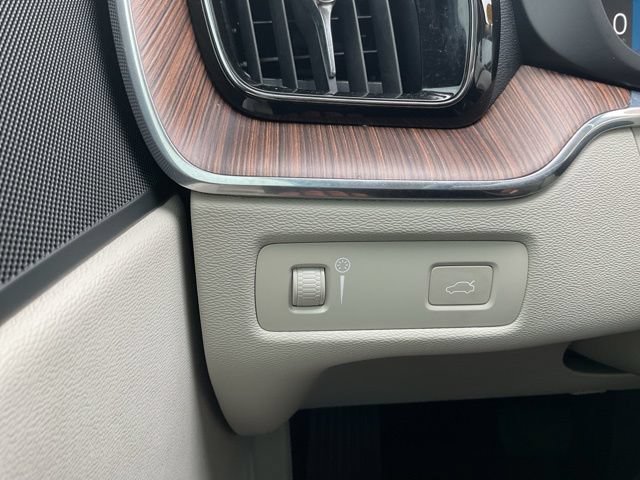 Used 2022 Volvo XC60 B5 Momentum w/ Climate Package FWD image 34