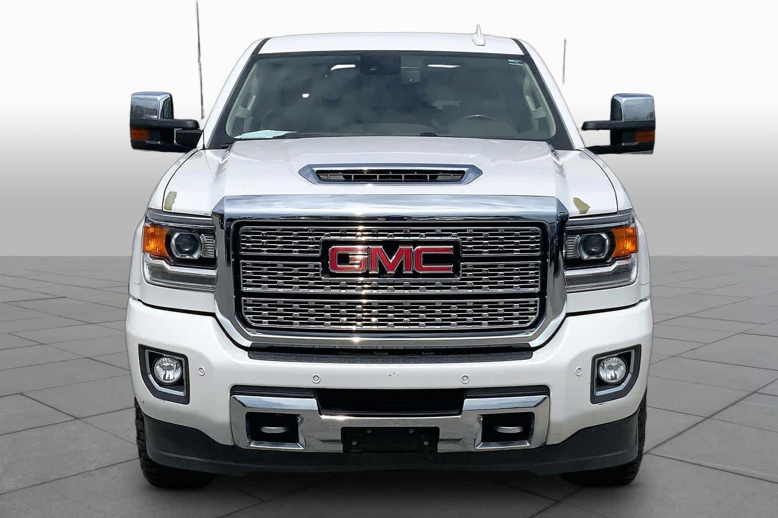 Used 2019 GMC Sierra 2500 Denali w/ Duramax Plus Package AWD/4WD image 4