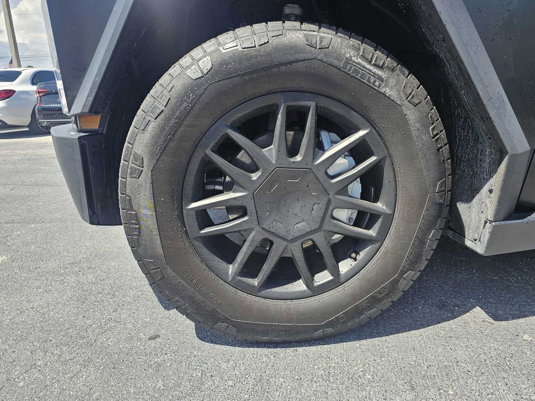 Used 2025 Tesla Cybertruck AWD Crew Cab image 5