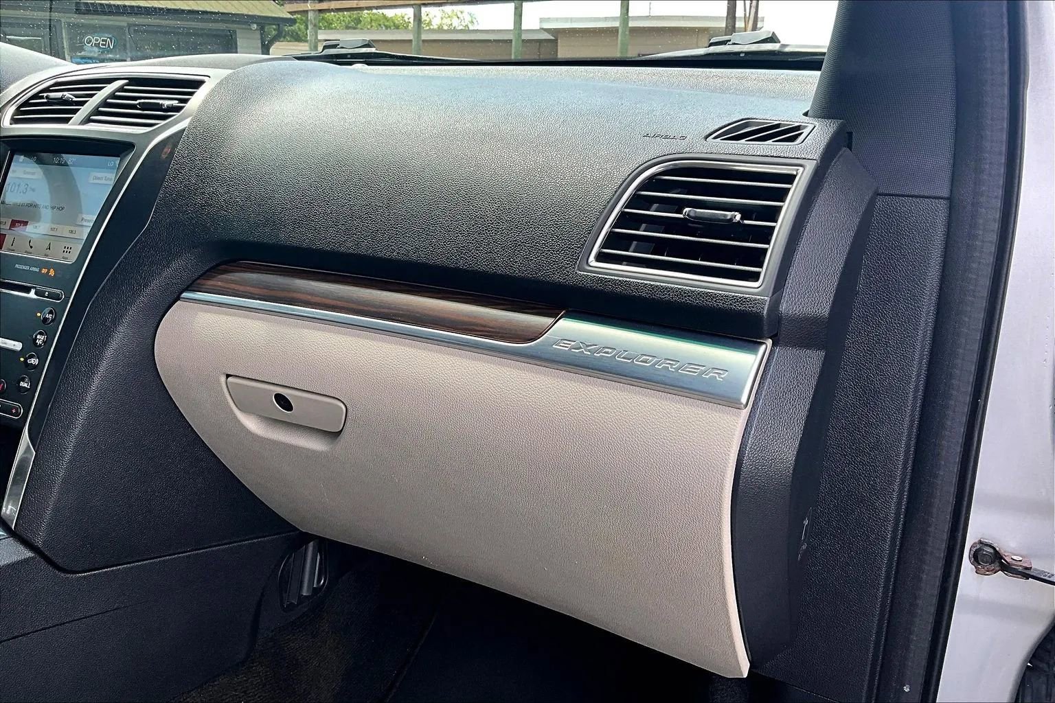 Used 2018 Ford Explorer Limited FWD image 16