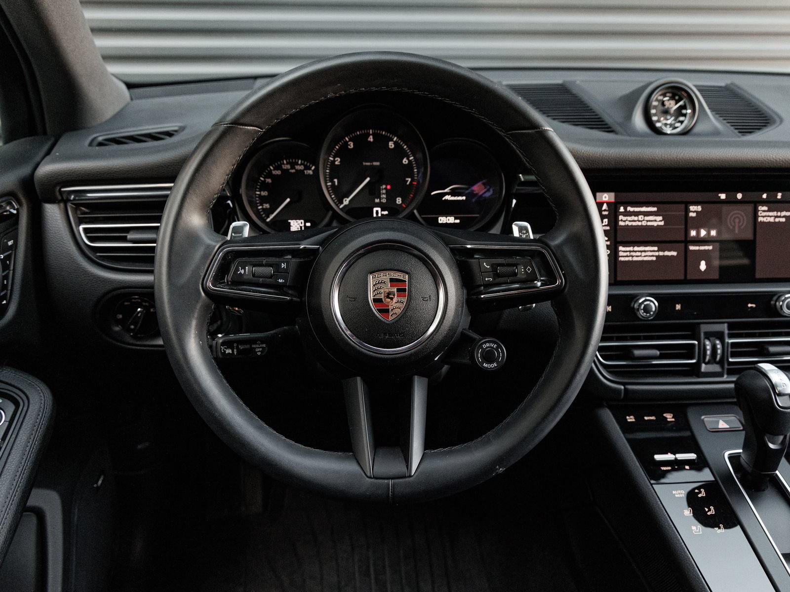 Used 2025 Porsche Macan AWD/4WD image 17