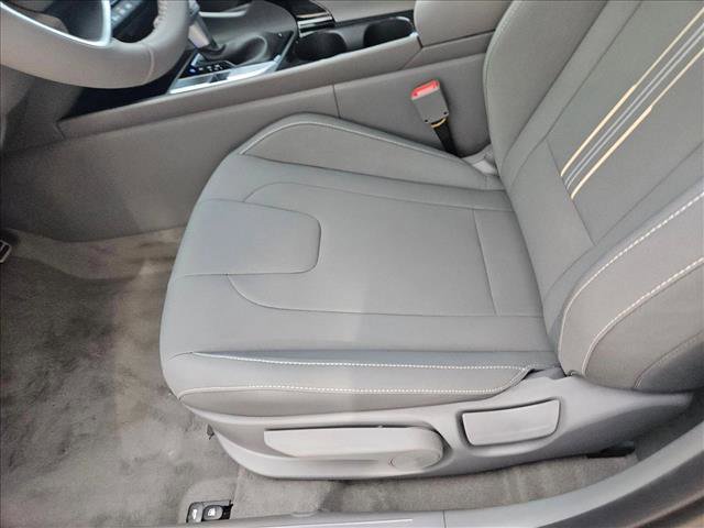Used 2025 Hyundai Elantra SEL FWD video 4