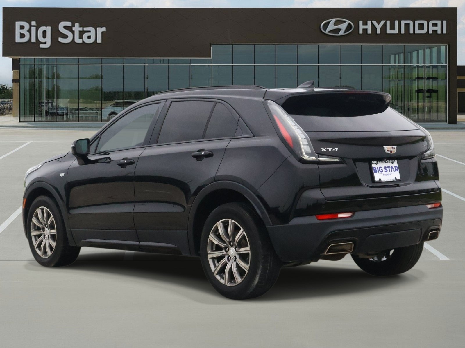 Used 2022 Cadillac XT4 Sport w/ Enhanced Visibility Package FWD image 3