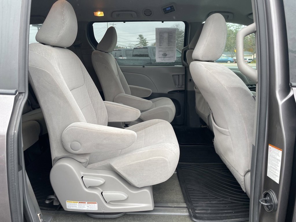 Used 2017 Toyota Sienna LE image 26