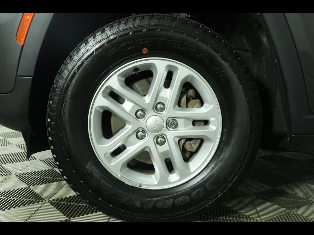 Used 2023 Jeep Grand Cherokee Laredo image 20