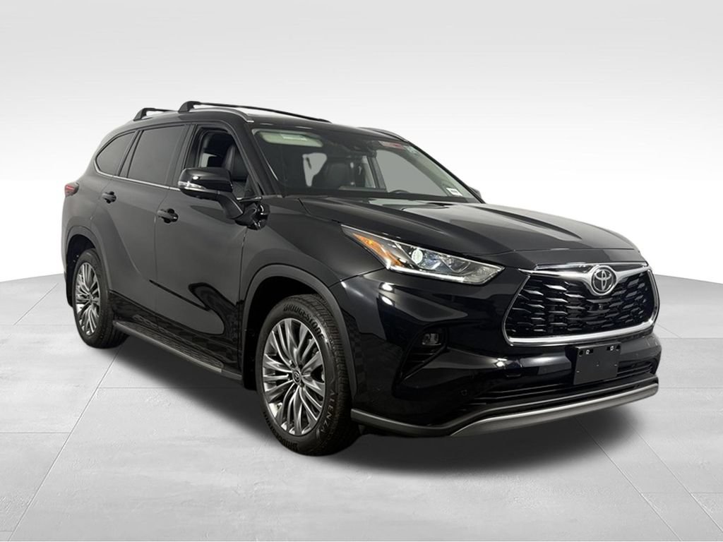 Used 2024 Toyota Highlander Platinum FWD image 2