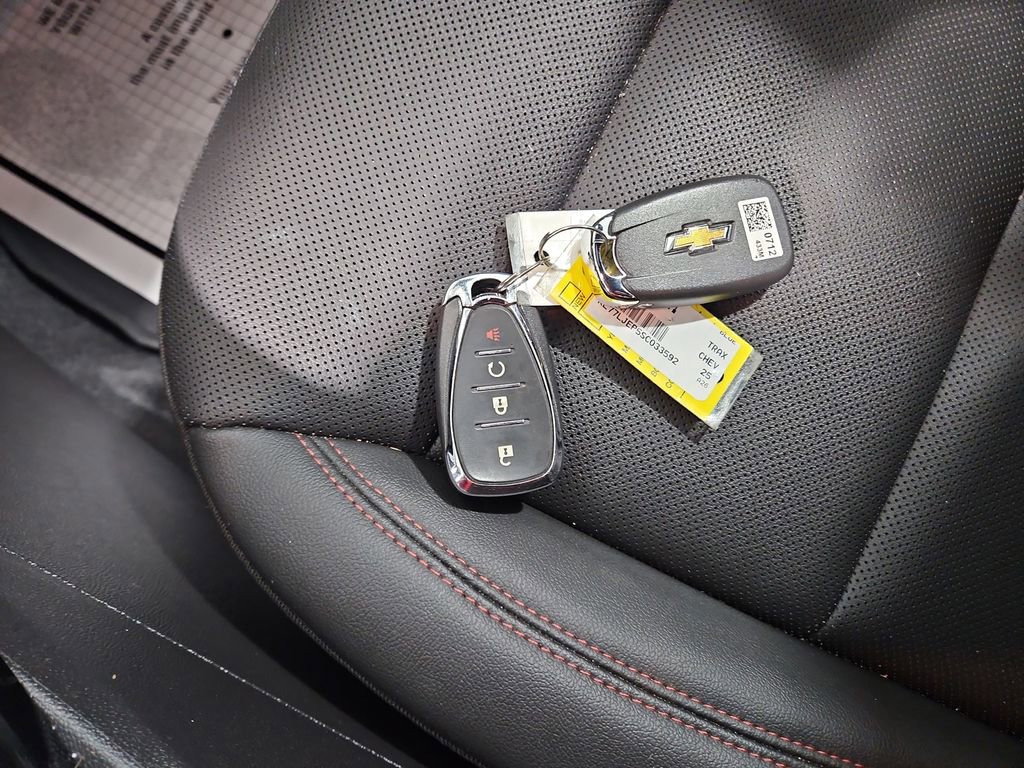 Used 2025 Chevrolet Trax RS w/ Driver Confidence Package image 28