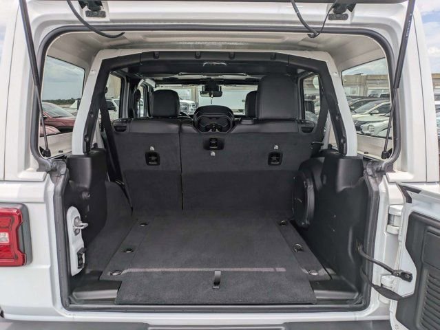 Used 2022 Jeep Wrangler Unlimited Rubicon AWD/4WD image 12