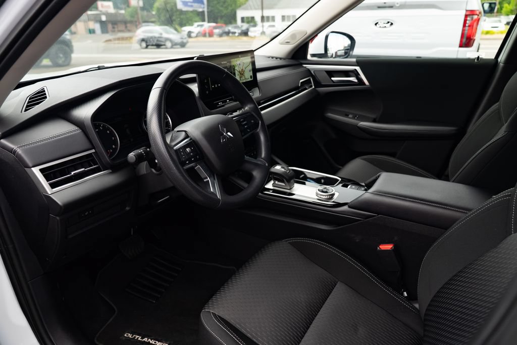 Used 2025 Mitsubishi Outlander ES AWD/4WD image 18