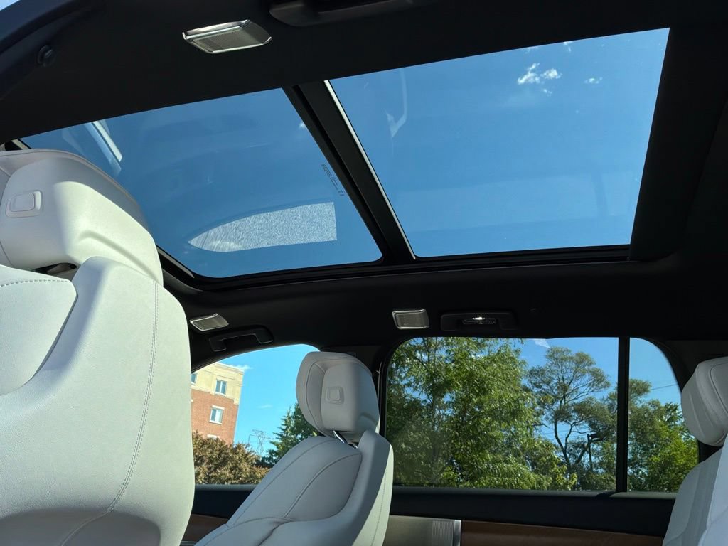 New 2026 Cadillac Vistiq Premium Luxury w/ LPO, Floor Liner Package AWD/4WD image 23
