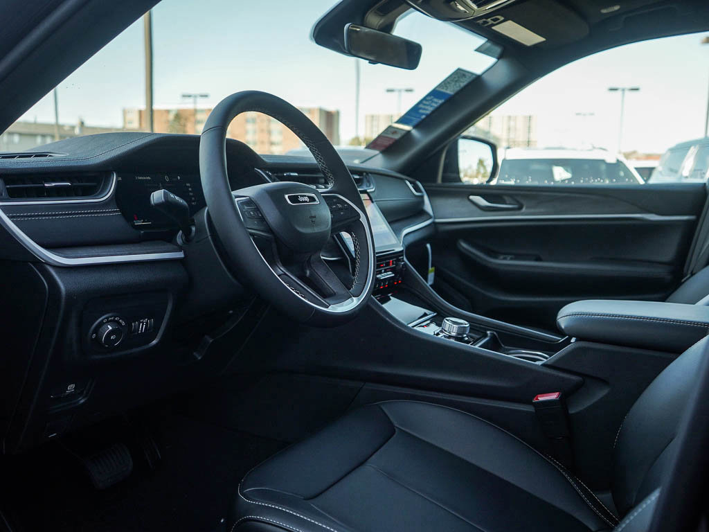 New 2025 Jeep Grand Cherokee Limited image 17