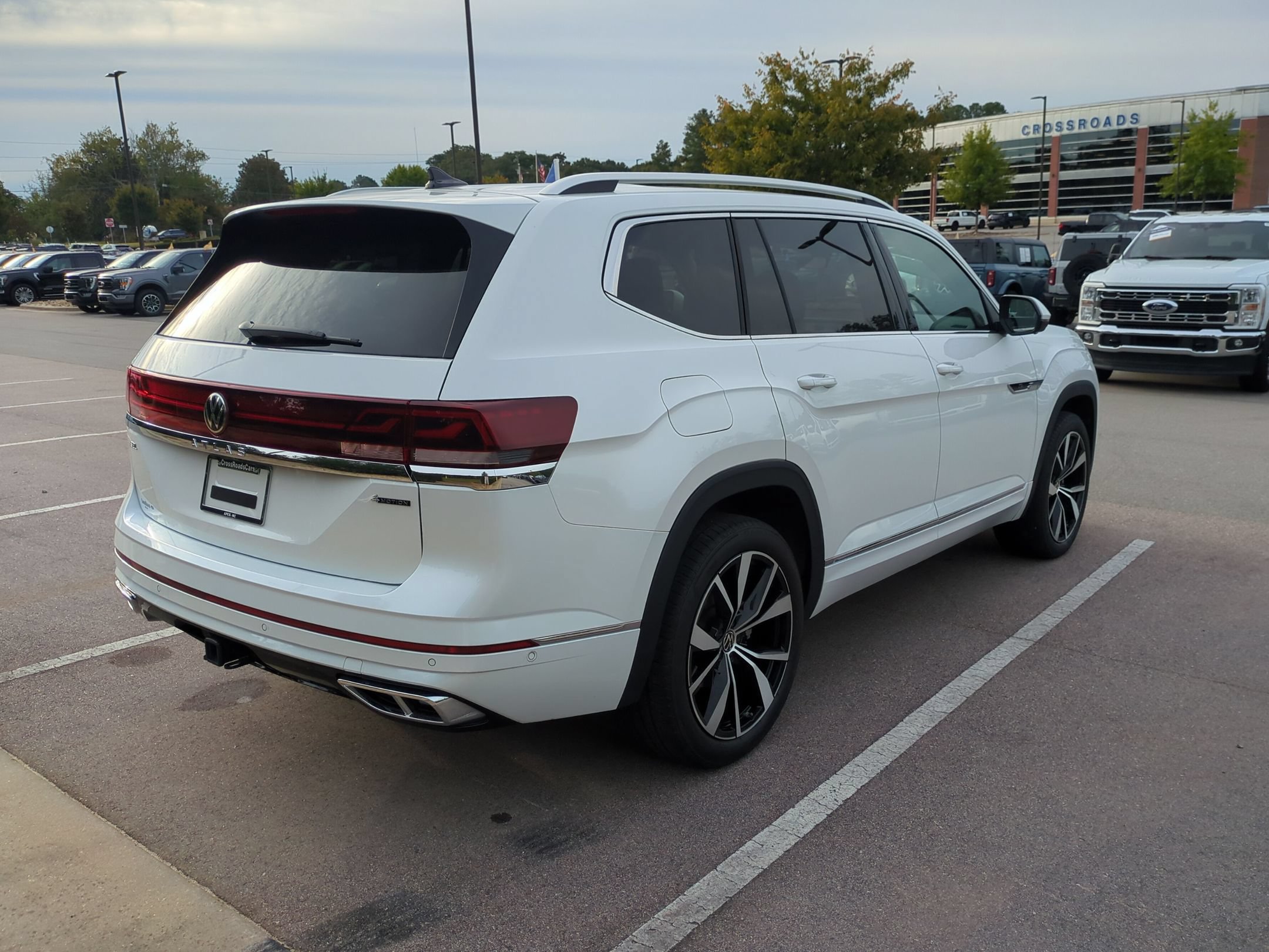 Used 2024 Volkswagen Atlas SEL Premium R-Line AWD/4WD image 4