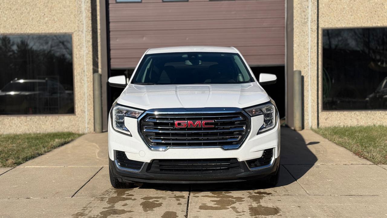 Used 2022 GMC Terrain SLE FWD image 2