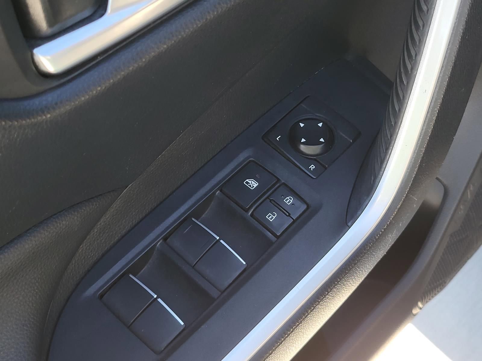 Used 2019 Toyota RAV4 XLE Premium image 17