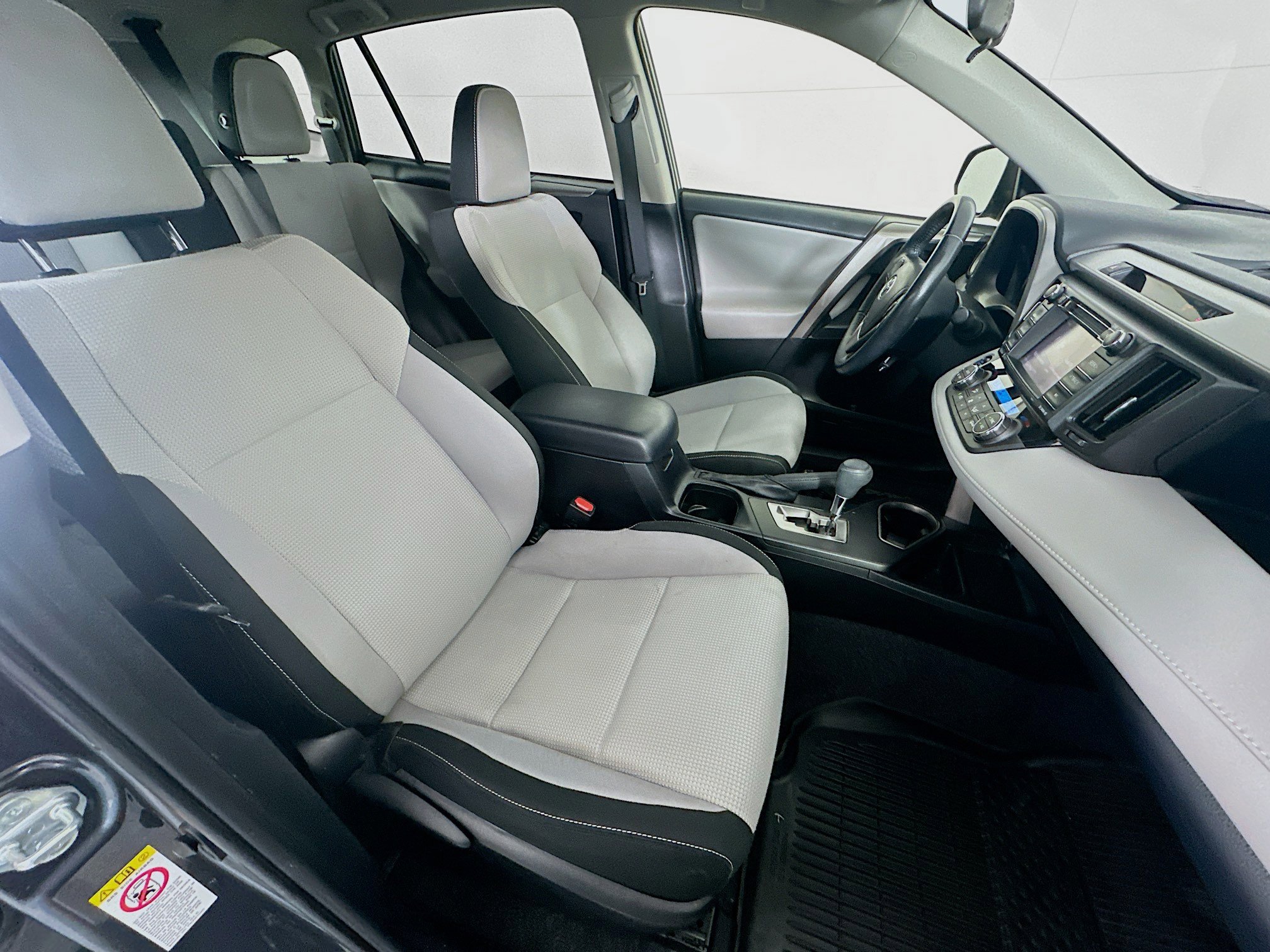 Used 2018 Toyota RAV4 XLE AWD/4WD image 31