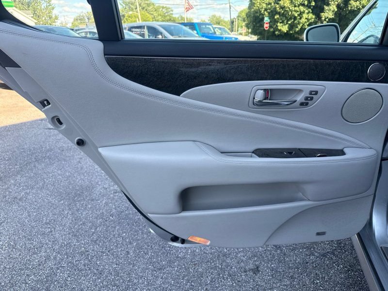 Used 2007 Lexus LS 460 L w/ Luxury Pkg RWD image 13