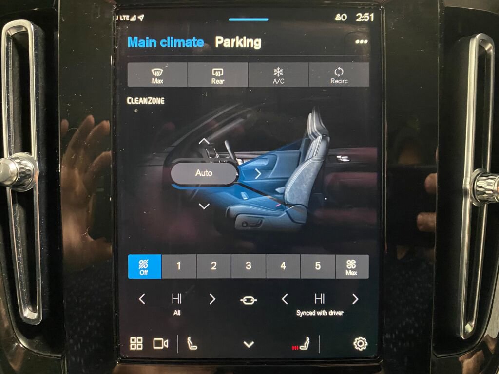 Used 2024 Volvo XC40 B5 Plus image 15