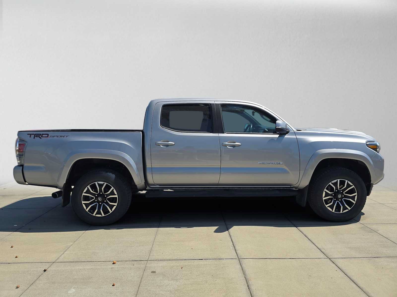 Used 2020 Toyota Tacoma TRD Sport w/ Technology Package RWD image 2
