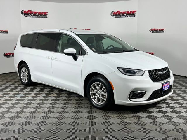 Used 2023 Chrysler Pacifica Touring-L image 2