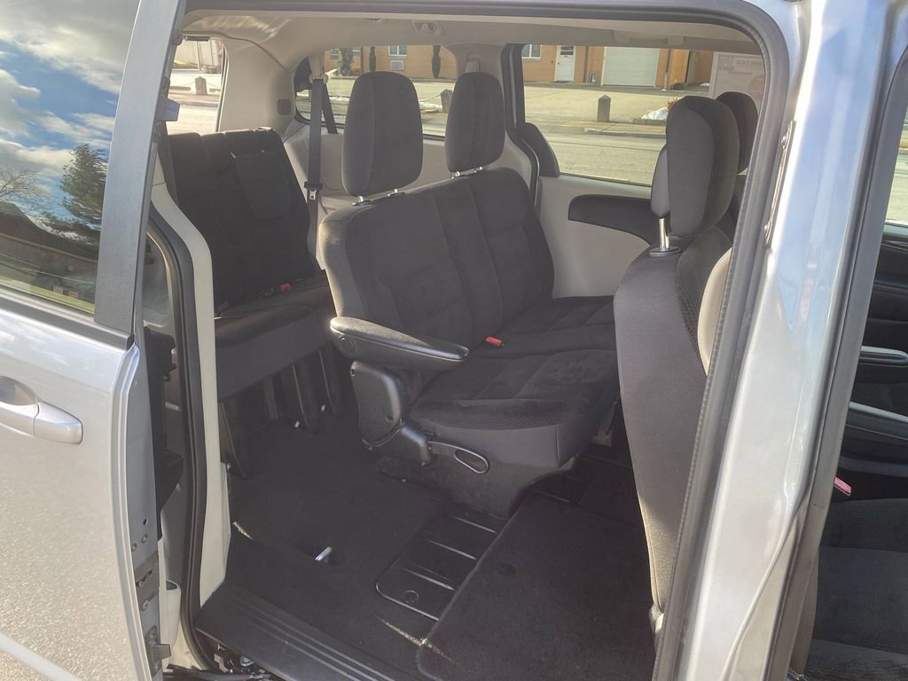 Used 2018 Dodge Grand Caravan SE w/ UConnect Hands-Free Group image 26
